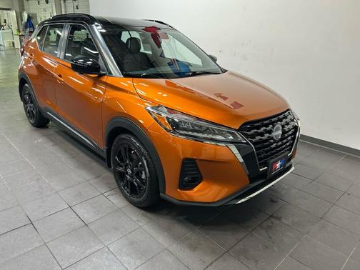 Monarch Orange Metallic/Super Black 2023 Nissan Kicks SR