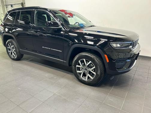 High Gloss Black 2027 Jeep Grand Cherokee Laredo