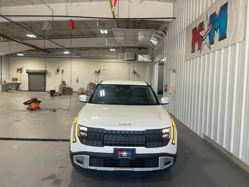 Snow White Pearl 2027 Kia Seltos LX
