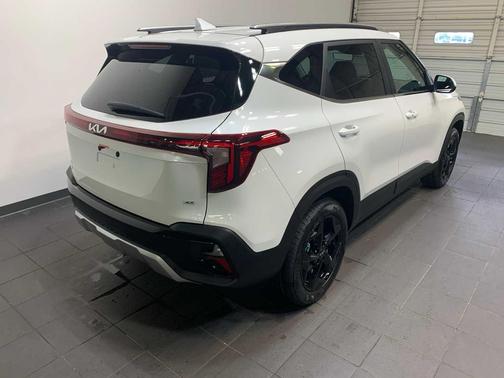 Snow White Pearl 2026 Kia Seltos EX