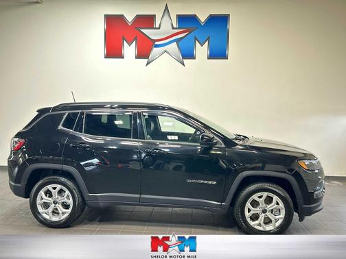 Diamond Black Crystal Pearlcoat 2025 Jeep Compass Latitude