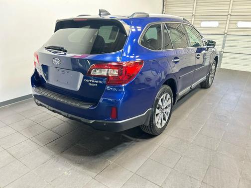 Lapis Blue Pearl 2017 Subaru Outback 3.6R Touring