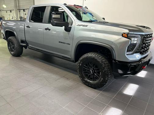 Sterling Gray Metallic 2026 Chevrolet Silverado 2500 Crew Cab, Standard Bed, XR2, 4WD