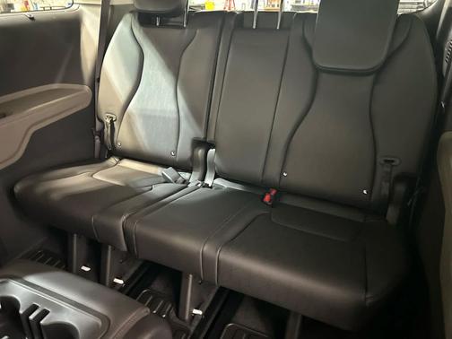 SNOW WHITE 2026 Kia Carnival EX