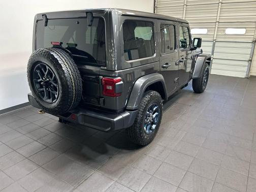 Granite Crystal Metallic Clearcoat 2026 Jeep Wrangler 4-Door 85th Anniversary Edition