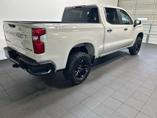 White Sands 2026 Chevrolet Silverado 1500 Custom Trail Boss