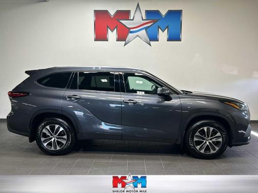 Magnetic Gray Metallic 2021 Toyota Highlander XLE