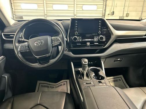 Magnetic Gray Metallic 2021 Toyota Highlander XLE