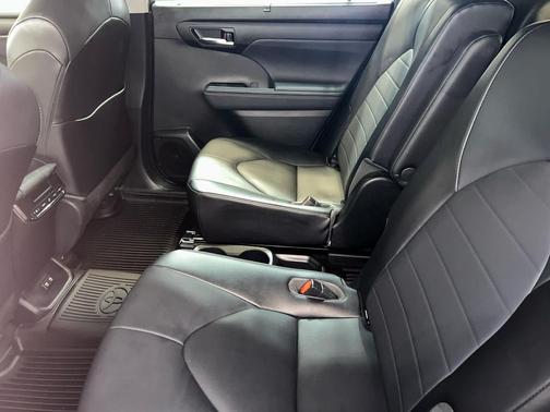 Magnetic Gray Metallic 2021 Toyota Highlander XLE