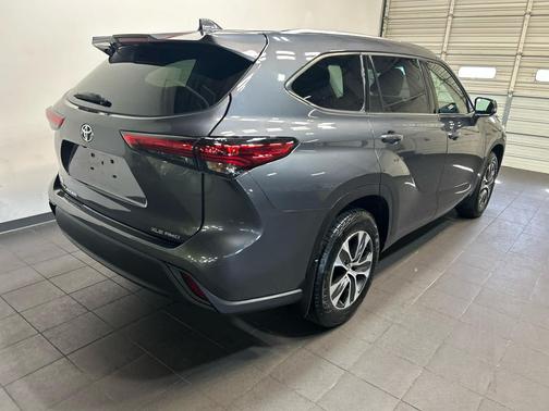 Magnetic Gray Metallic 2021 Toyota Highlander XLE