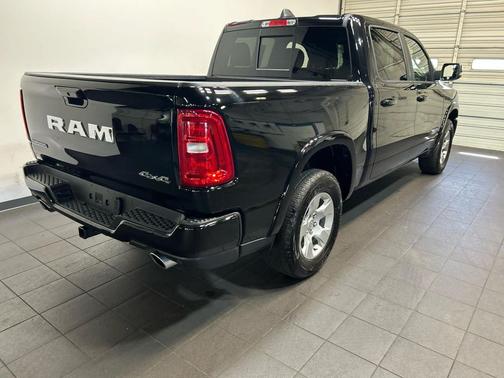 Diamond Black Crystal Pearlcoat 2025 RAM 1500 Big Horn/Lone Star