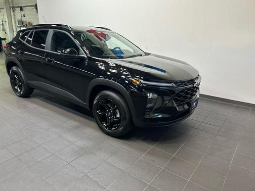 Mosaic Black Metallic 2026 Chevrolet Trax LT