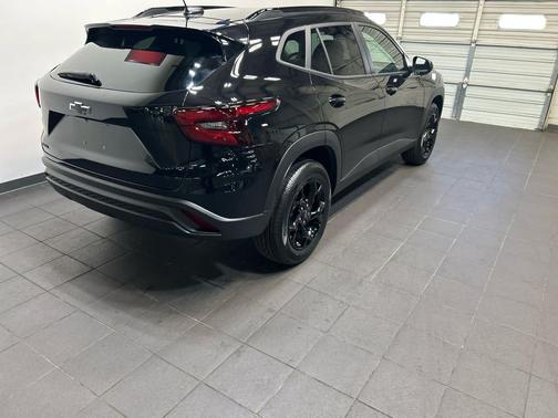 Mosaic Black Metallic 2026 Chevrolet Trax LT