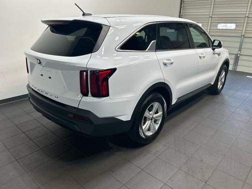 Glacial White Pearl 2021 Kia Sorento LX