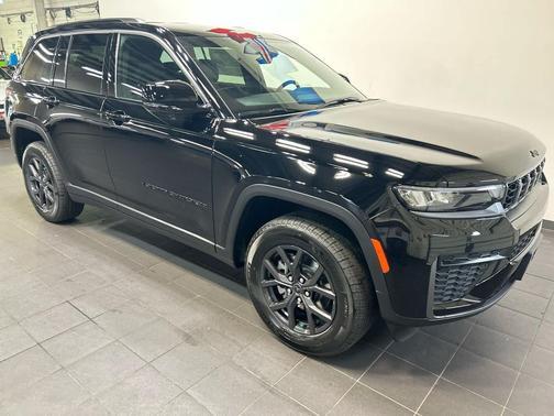 High Gloss Black 2027 Jeep Grand Cherokee Altitude