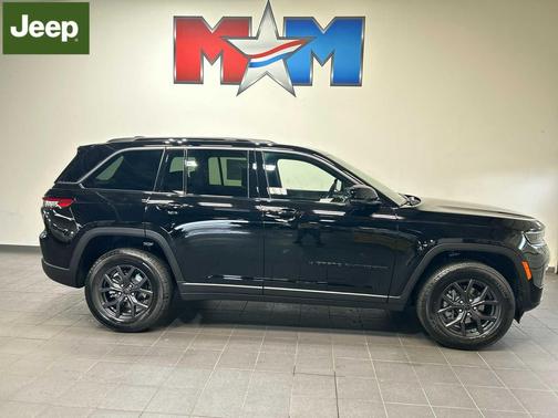 High Gloss Black 2027 Jeep Grand Cherokee Altitude