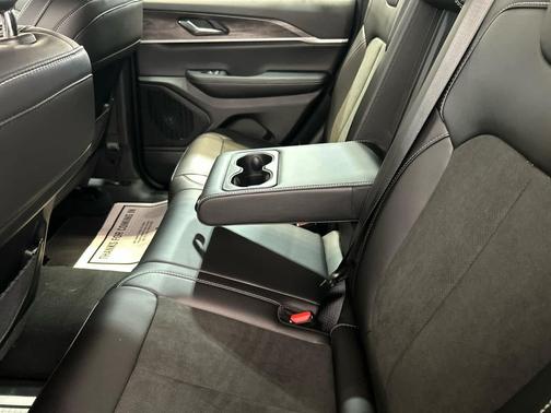 High Gloss Black 2027 Jeep Grand Cherokee Altitude