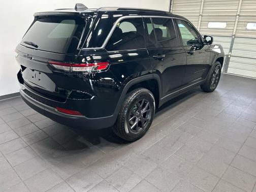 High Gloss Black 2027 Jeep Grand Cherokee Altitude