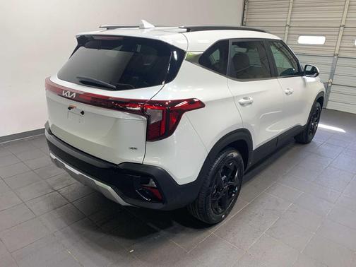 SNOW WHITE 2026 Kia Seltos EX