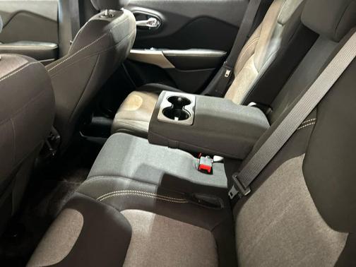 Diamond Black Crystal Pearlcoat 2017 Jeep Cherokee Sport