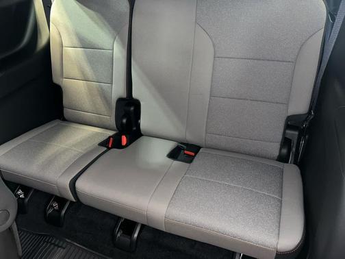 Sterling Gray Metallic 2026 Chevrolet Traverse LT