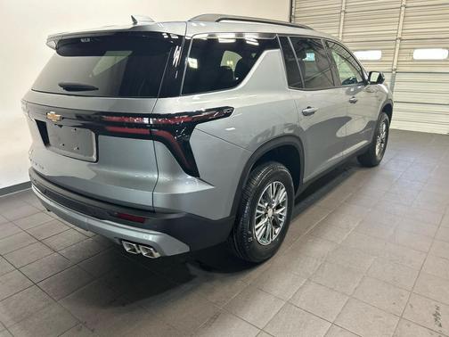 Sterling Gray Metallic 2026 Chevrolet Traverse LT