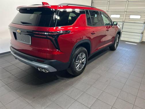 Radiant Red Tintcoat 2026 Chevrolet Traverse LT