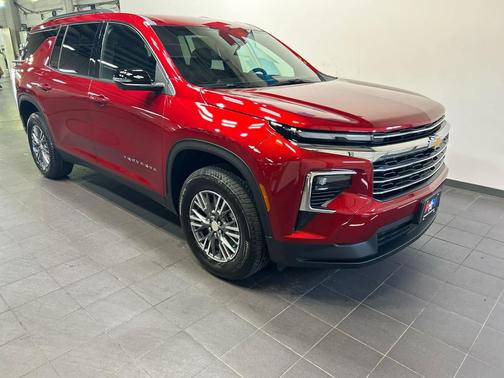 Radiant Red Tintcoat 2026 Chevrolet Traverse LT