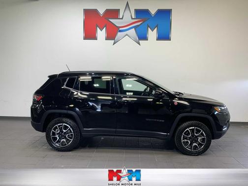 Diamond Black Crystal Pearlcoat 2025 Jeep Compass Trailhawk