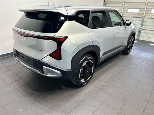 Ivory Silver 2027 Kia Seltos S