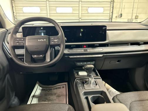 Ivory Silver 2027 Kia Seltos S