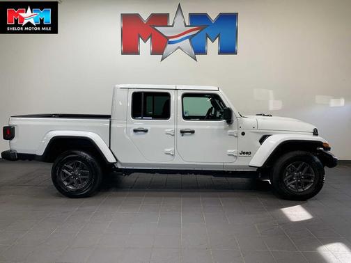 Bright White Clearcoat 2026 Jeep Gladiator Sport S