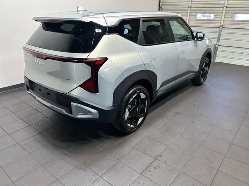 Ivory Silver 2027 Kia Seltos S