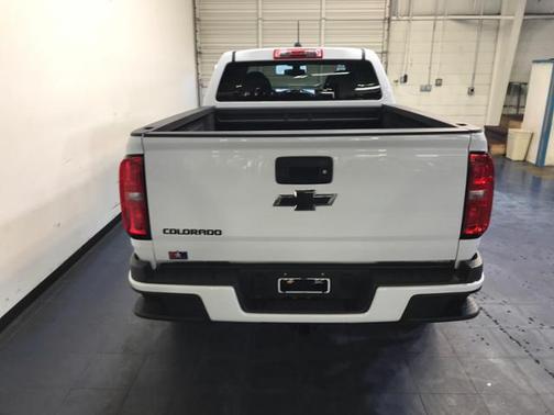 Photo 3 of 10 of 2020 Chevrolet Colorado LT