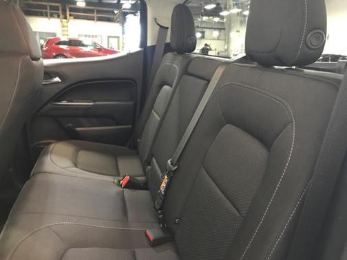Photo 5 of 10 of 2020 Chevrolet Colorado LT