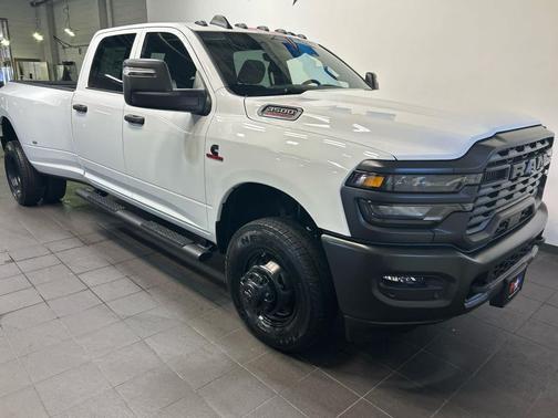Bright White Clearcoat 2026 RAM 3500 Tradesman Crew Cab 4x4 8' Box