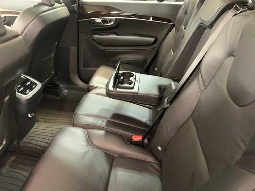 2019 Volvo XC90 T6 Momentum