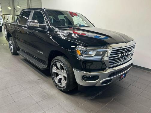 Diamond Black Crystal Pearlcoat 2024 RAM 1500 Laramie