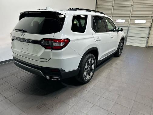 Platinum White Pearl 2026 Honda Pilot Touring 8-Passenger