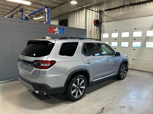 2025 Honda Pilot Touring 8-Passenger