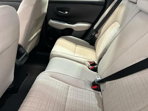 Platinum White Pearl 2027 Honda HR-V LX