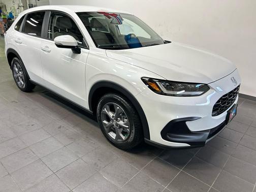 Platinum White Pearl 2027 Honda HR-V LX