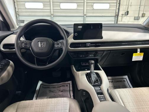 Platinum White Pearl 2027 Honda HR-V LX