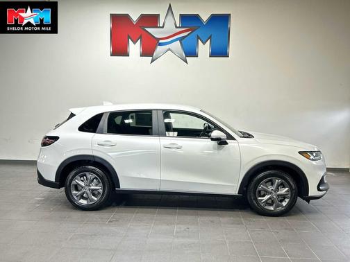 Platinum White Pearl 2027 Honda HR-V LX