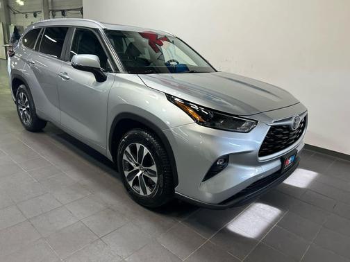 Celestial Silver Metallic 2024 Toyota Highlander XLE