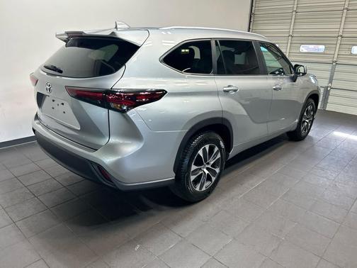 Celestial Silver Metallic 2024 Toyota Highlander XLE