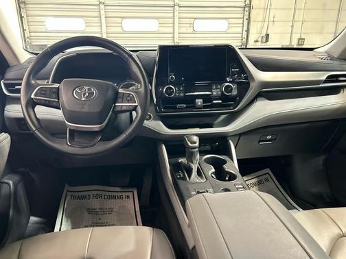 Celestial Silver Metallic 2024 Toyota Highlander XLE