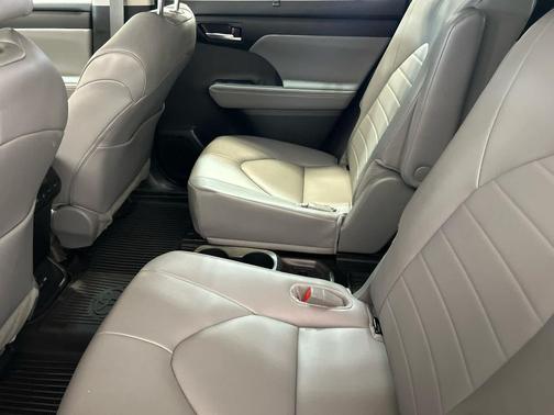 Celestial Silver Metallic 2024 Toyota Highlander XLE