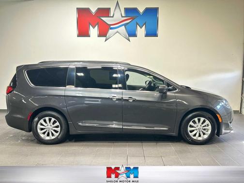 Granite Crystal Metallic Clearcoat 2017 Chrysler Pacifica Touring-L