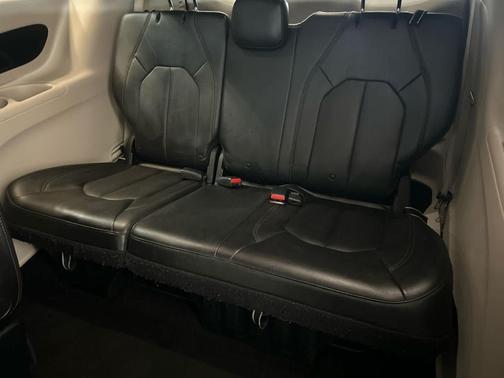 Granite Crystal Metallic Clearcoat 2017 Chrysler Pacifica Touring-L